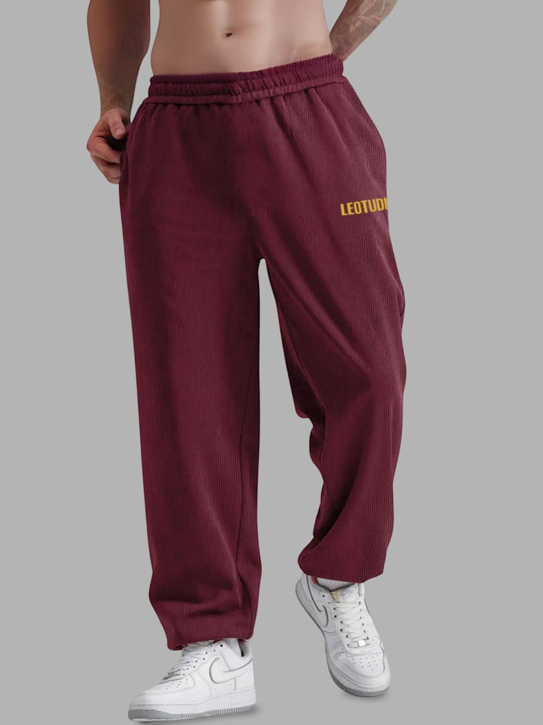 Leotude Men Mid-Rise Relaxed-Fit Baggy Trackpants