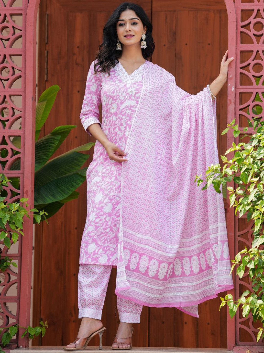 RANI PRINTS Women Floral Printed Regular Aari Work Straight Calf Length Kurta Set