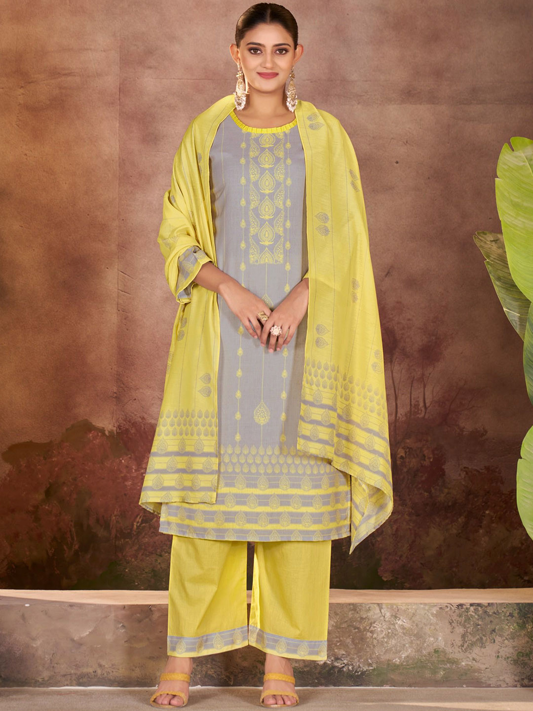 RAGHVENDRA TEXTILES Women Embroidered Kurta with Trousers & Dupatta