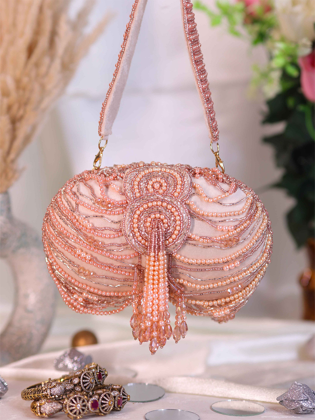 Swisni Women Embellished Ovle Box Clutch