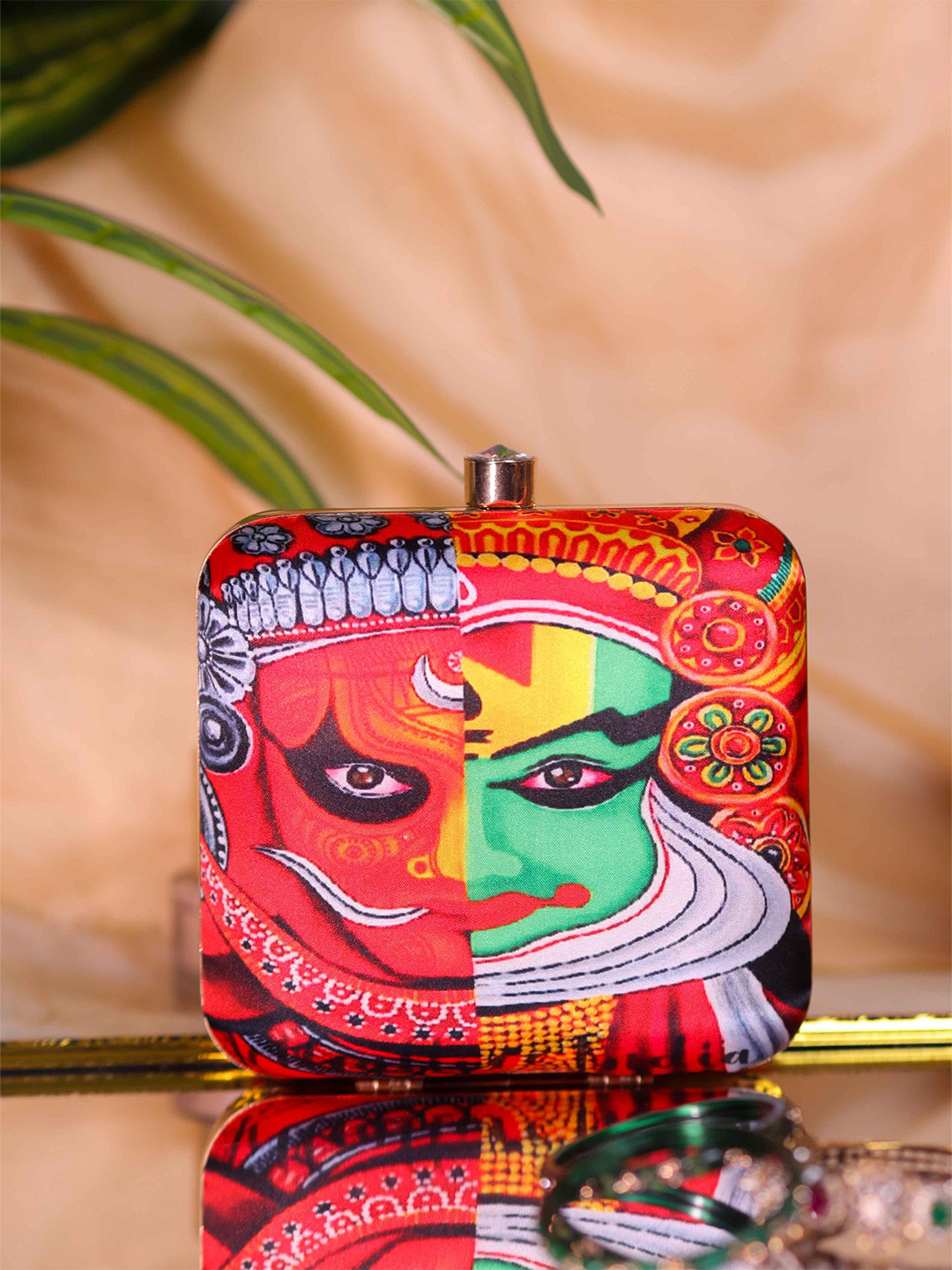 Swisni Abstract Printed Structured Clutch With Sling Chain