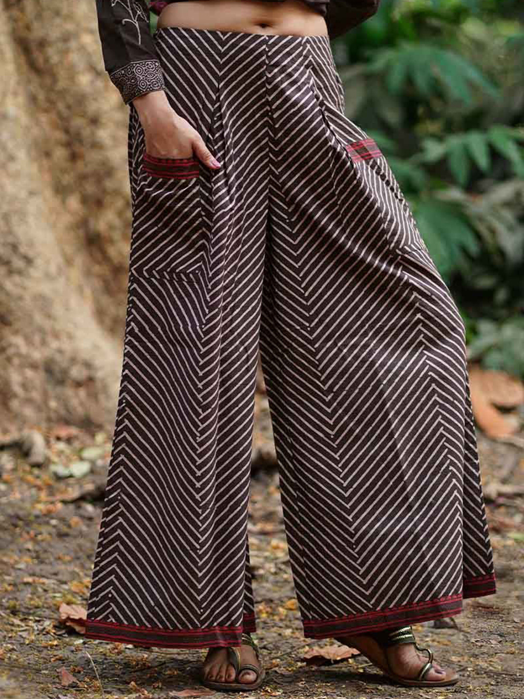 Chidiyaa Whistling Woods Women Geometric Printed Mid-Rise Cotton Parallel Trousers