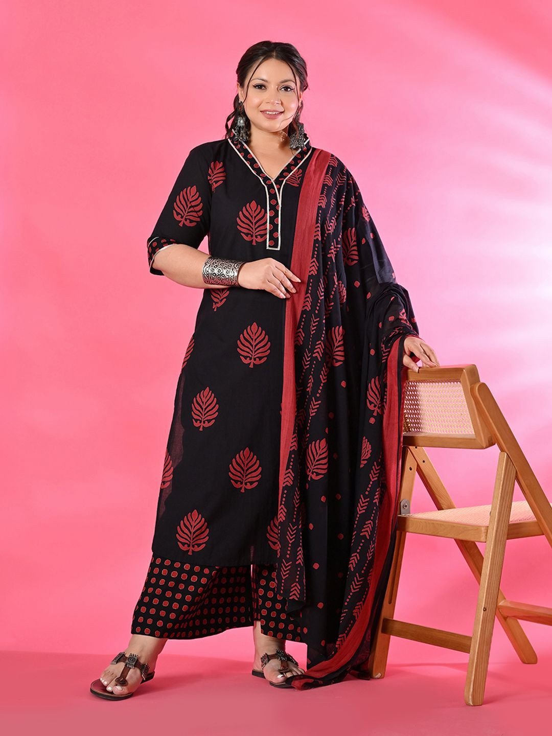 PrettyPlus by Desinoor.com Women Plus Size Geometric Print Kurta Palazzo Set With Dupatta