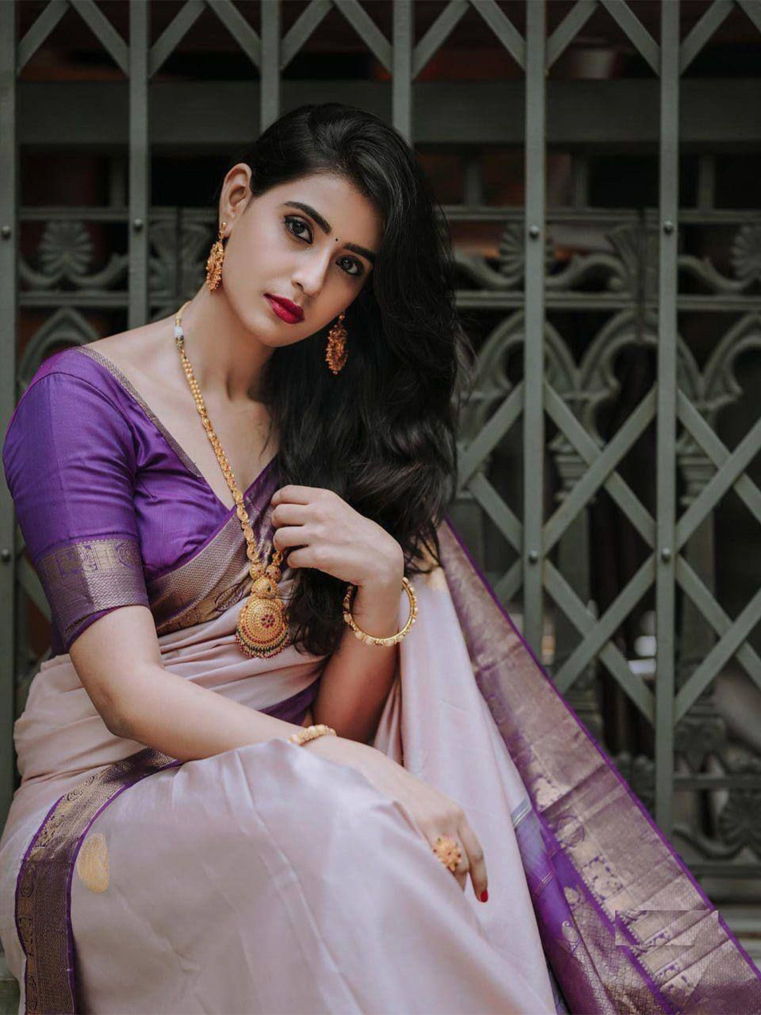 VILLE FASHION Ethnic Motifs Woven Design Zari Kanjeevaram Saree