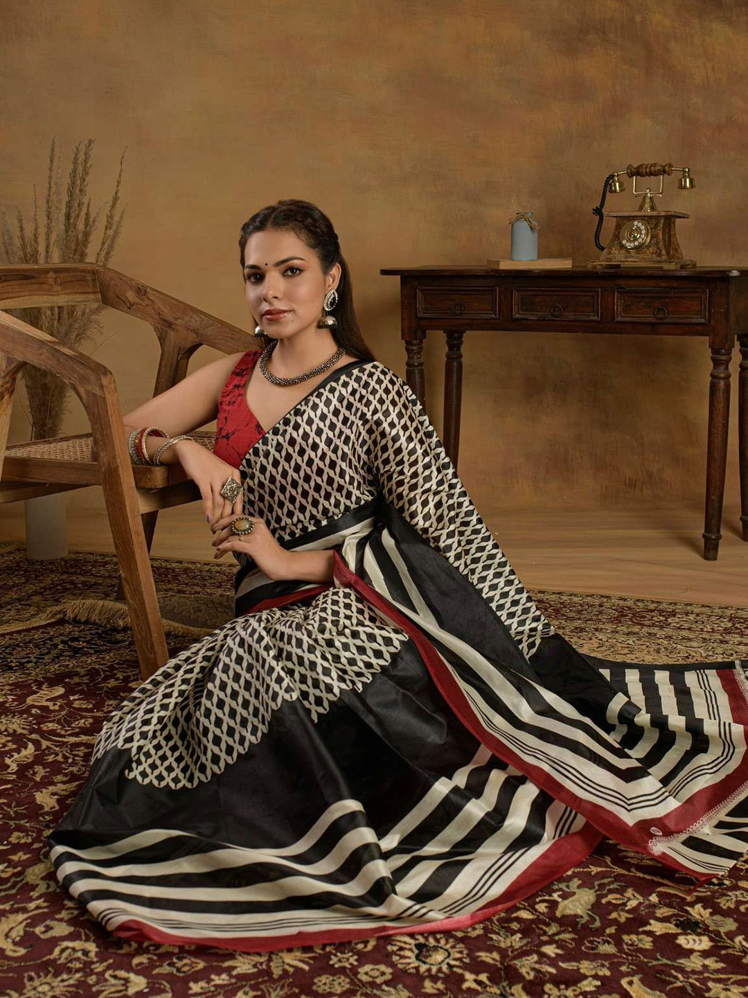Sangria Abstract Printed Tussar Saree Without Blouse