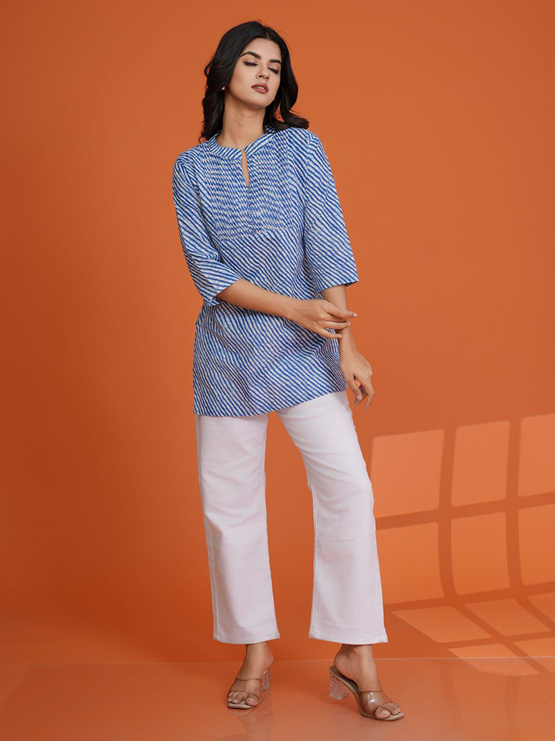 VIBE VISION Leheriya Printed Mandarin Collar Short Kurta