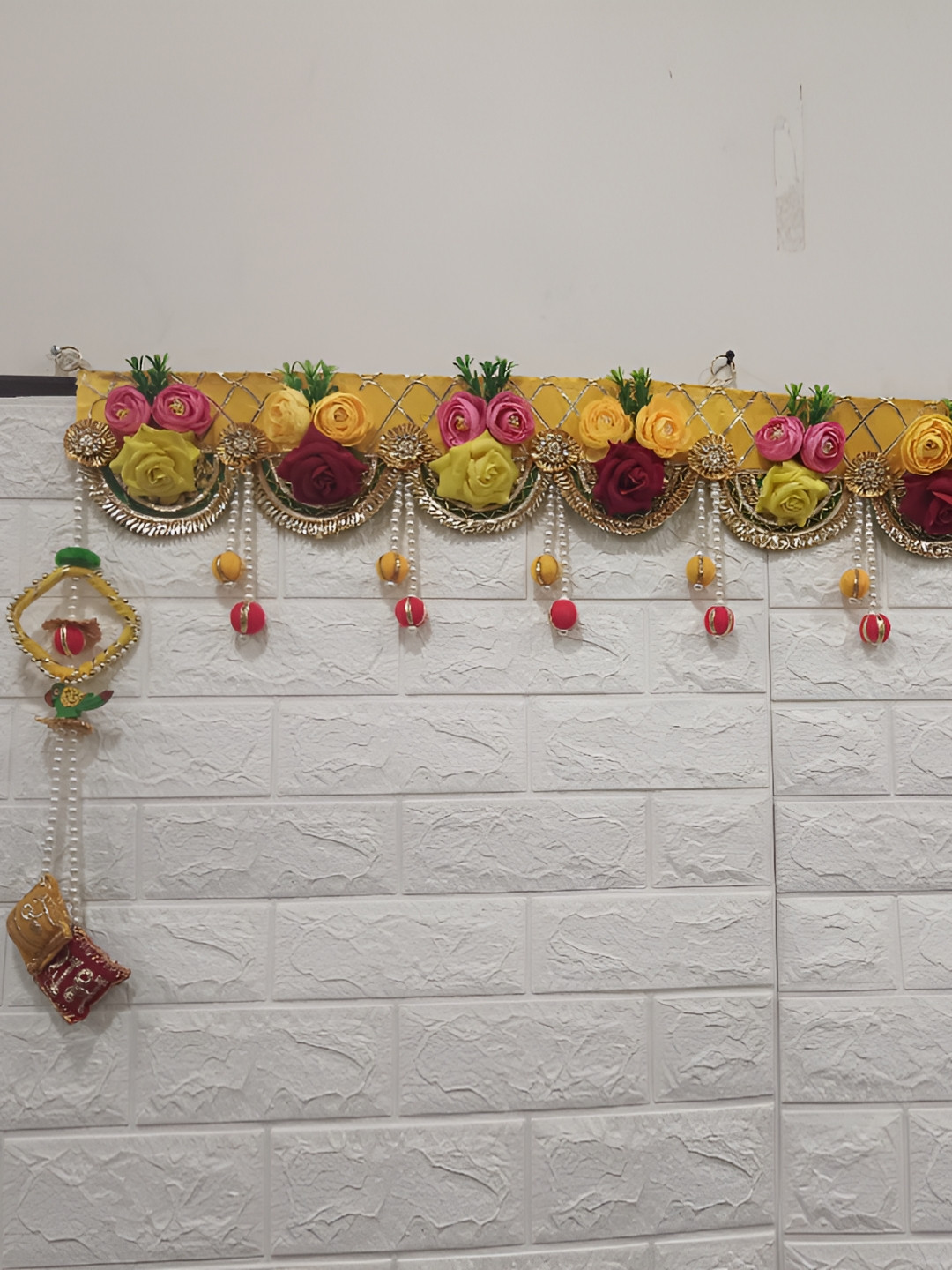 Nutts Yellow & Red Half Patra With Velvet Rose Bandhanwar