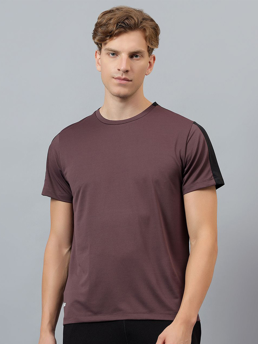 DIDA Men Raisin Pop Sleeve Active T-shirt