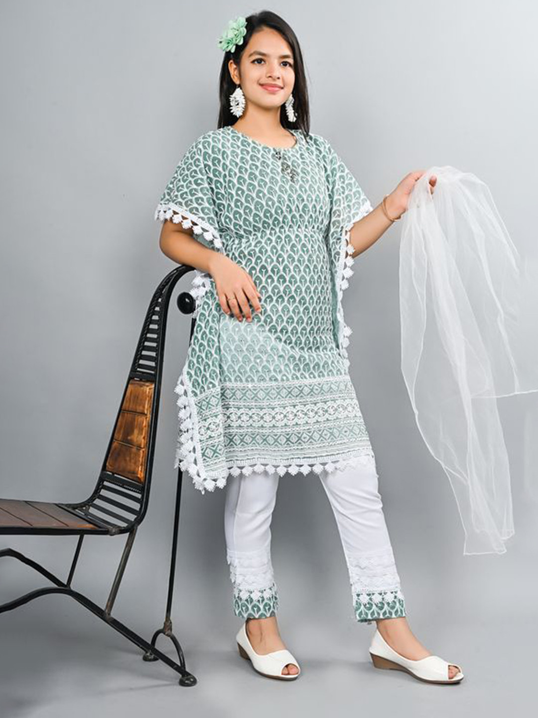 VALUE CREATION Girls Floral Embroidered Regular Thread Work Kurta With Trousers & Dupatta