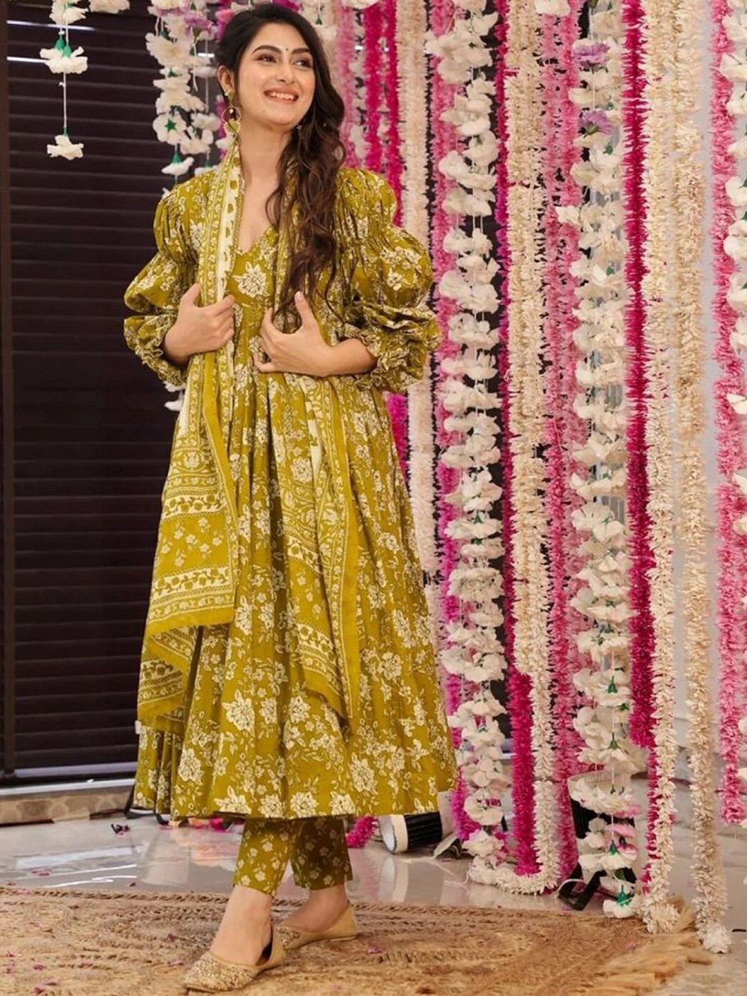 Wedani Women Floral Printed Kurta with Trousers & Dupatta