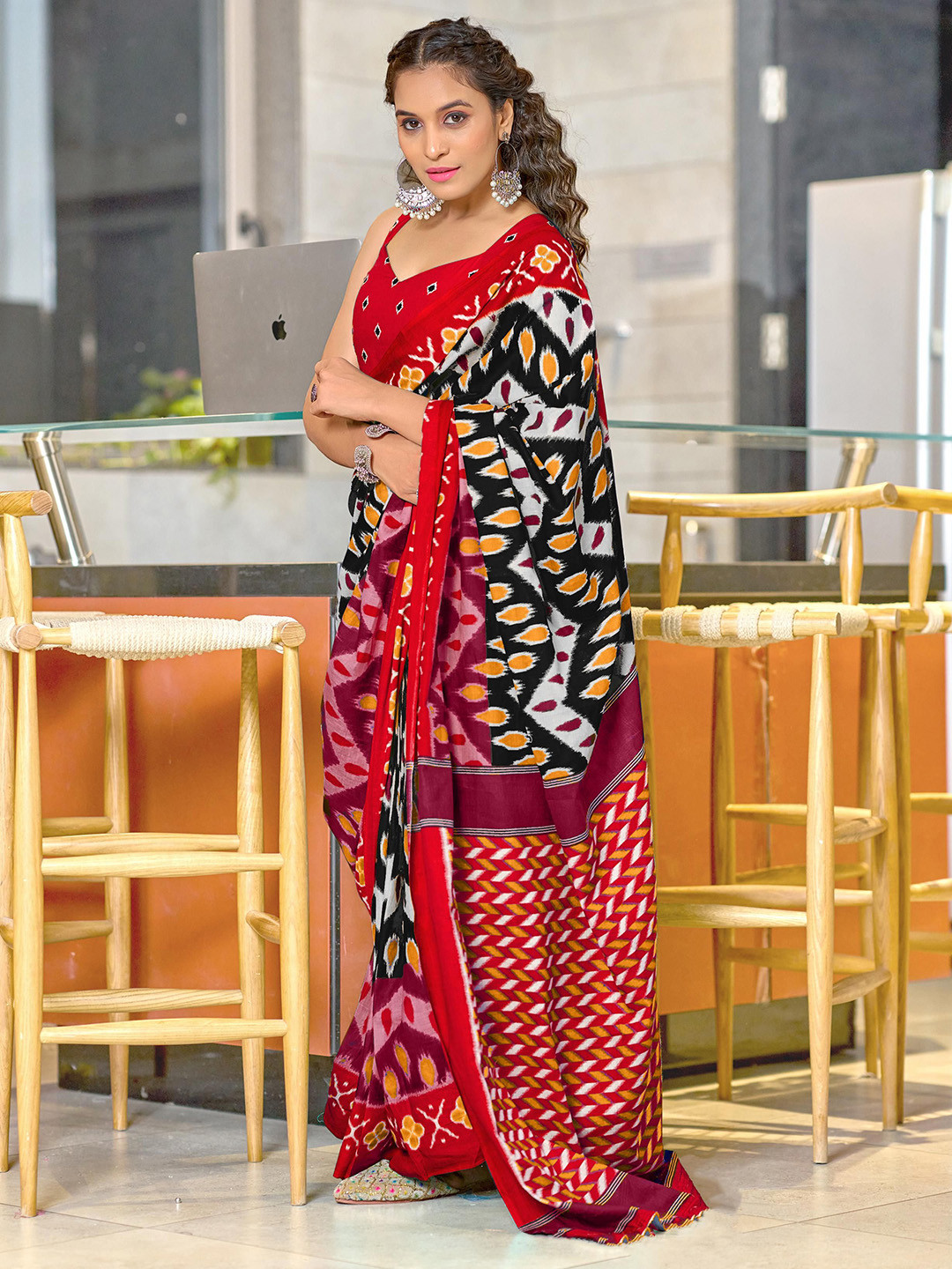 Pandadi Women Geometric Printed Cotton Blend Block Print Sarees