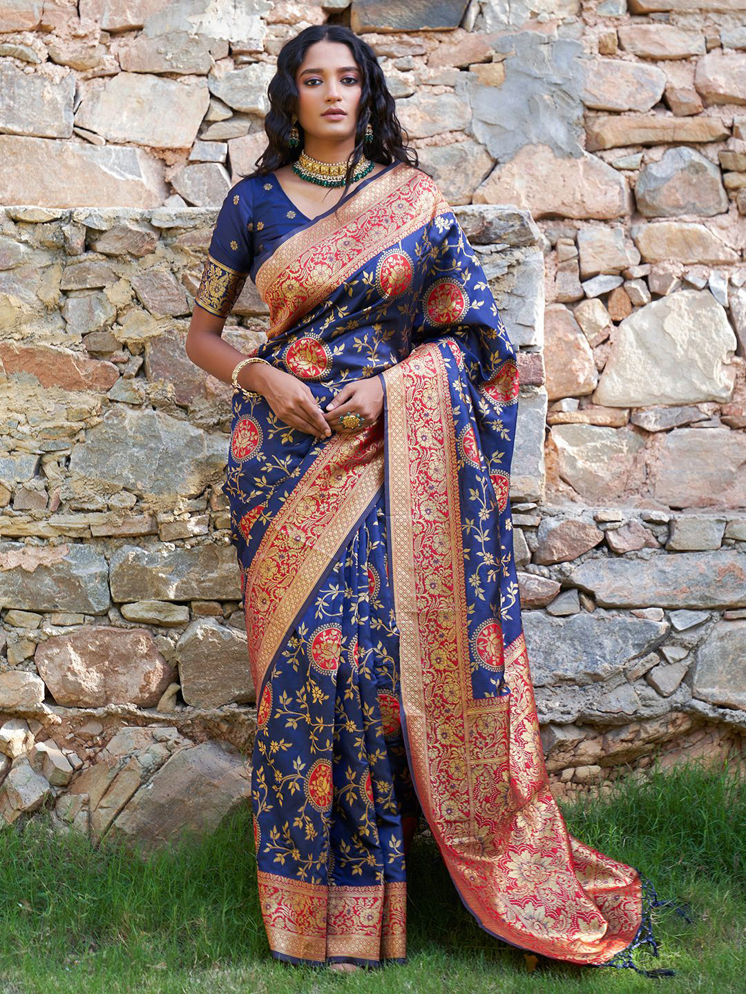 Janasya Silk Blend Woven Jaal Motif Saree with Unstitched Blouse Piece