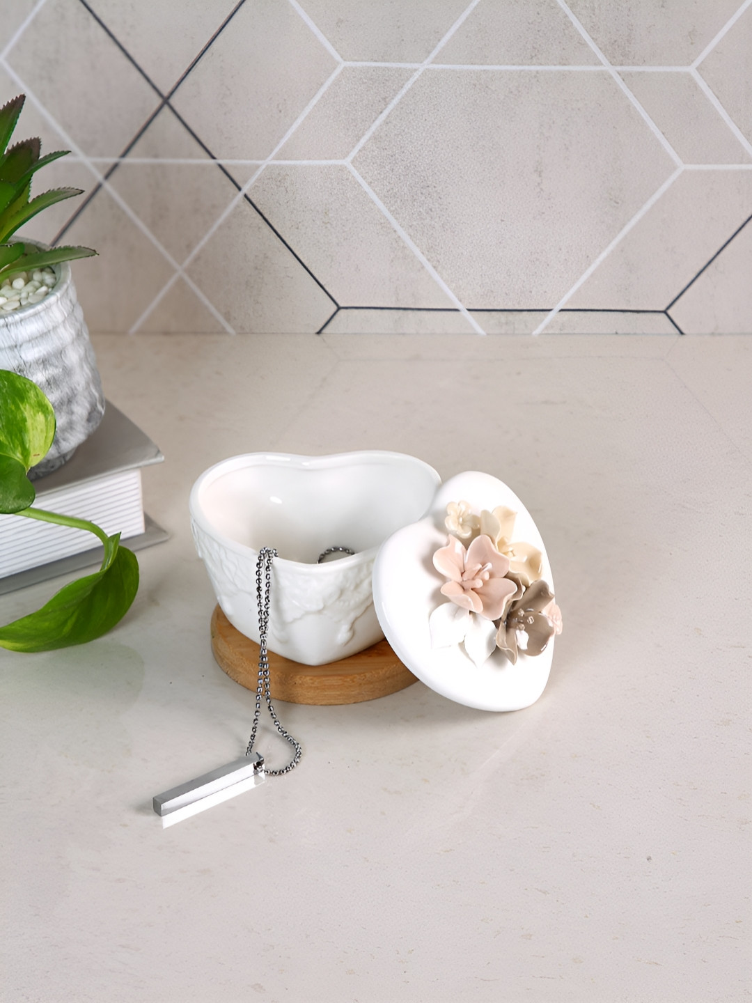 Myntra Elegant Homes White Set of 1 Regular Jewellery Organiser Organisers