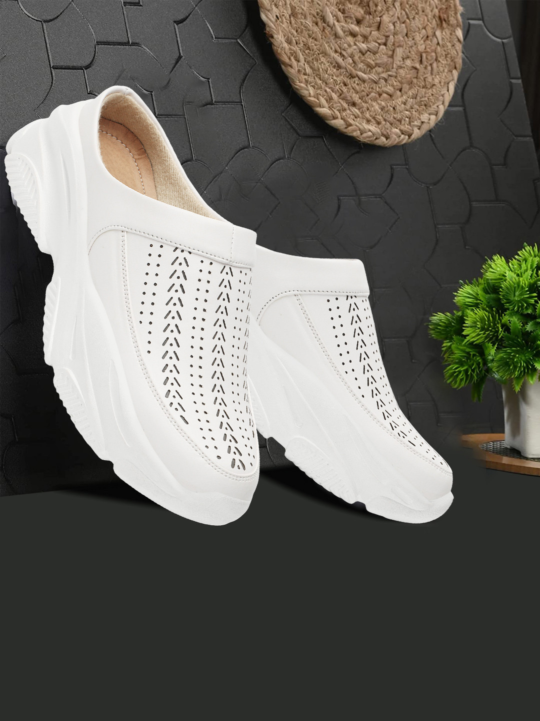 RealToes Women Slip-On Sneakers