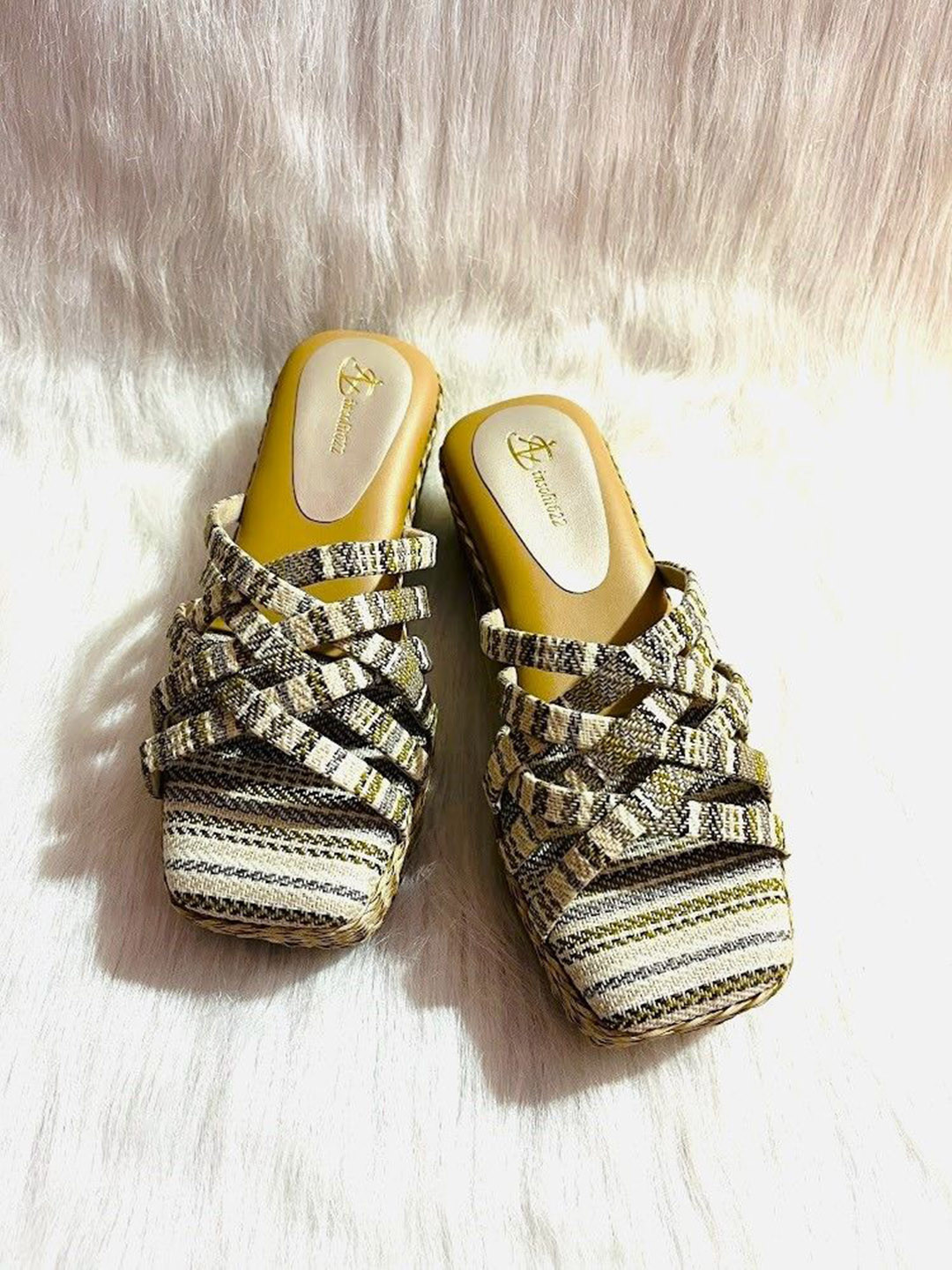Insolito22 Woven Design Wedge Heels