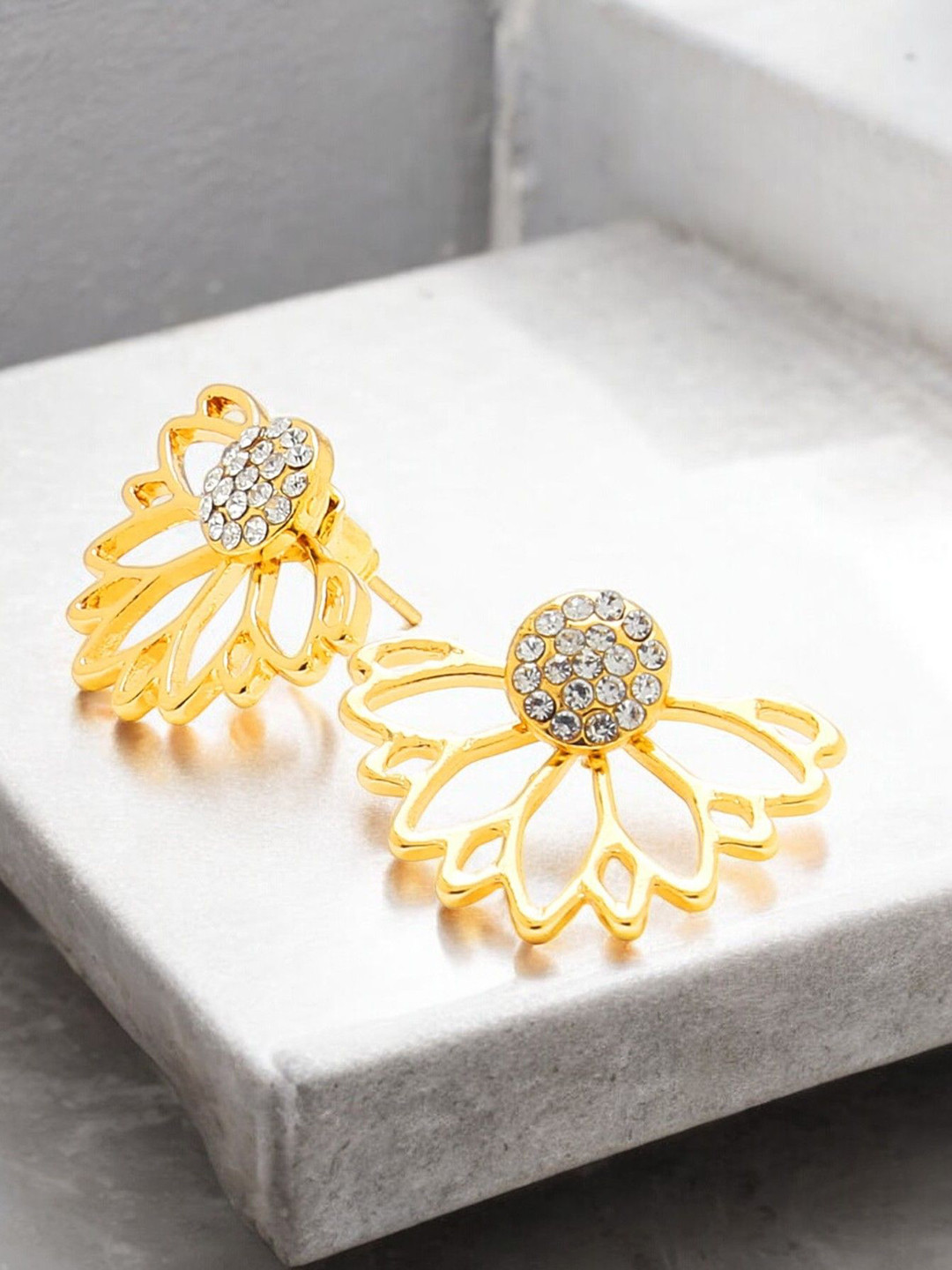 DressBerry Metal Crystal Floral Studs
