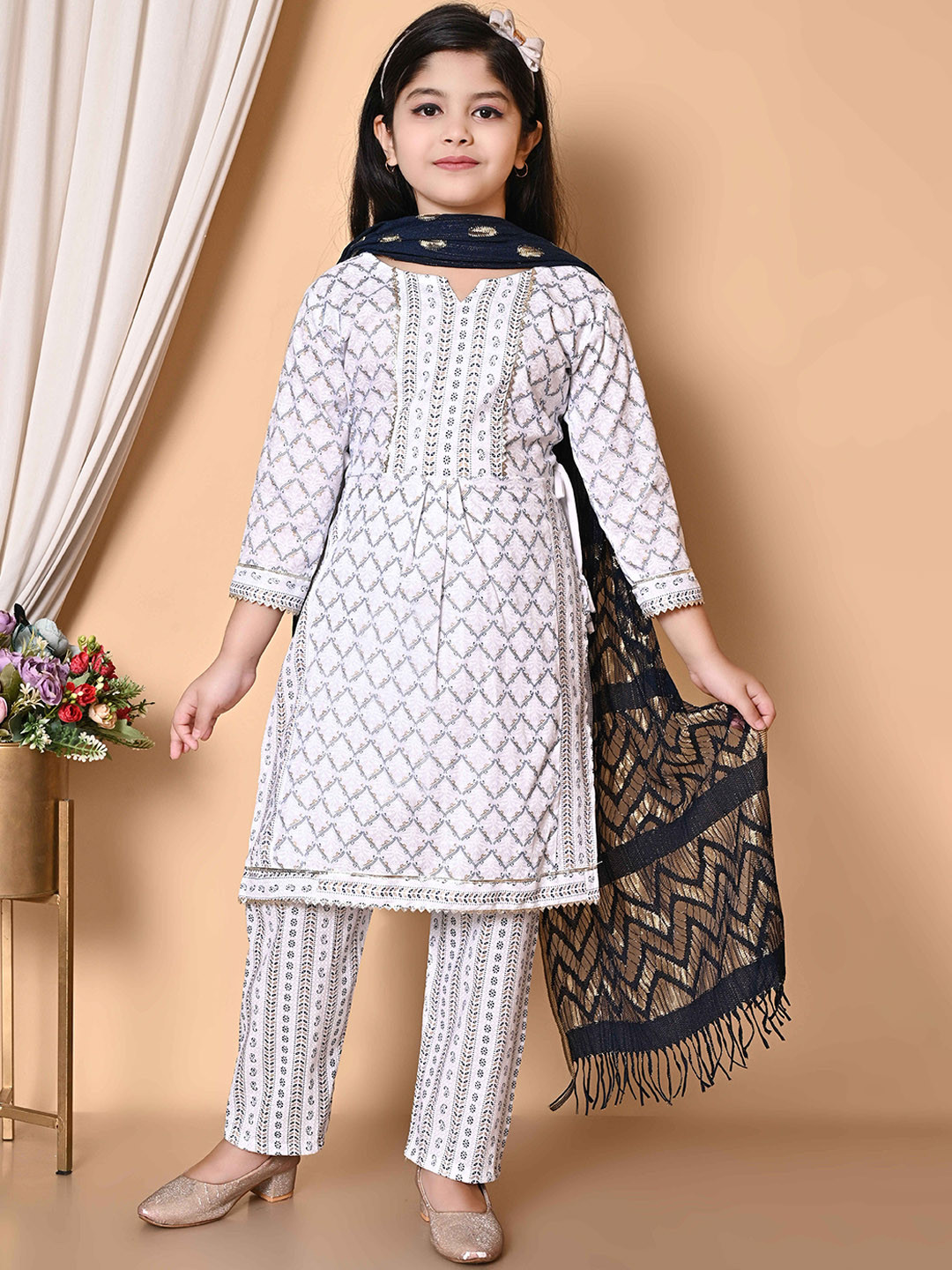 GLAMOUR WORLD GARMENTS Girls Floral Printed Regular Kurta with Trousers & With Dupatta