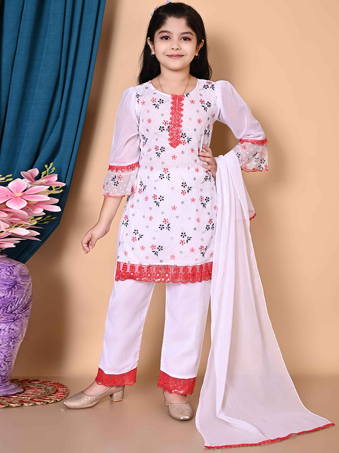 GLAMOUR WORLD GARMENTS Girls Floral Printed Regular Kurta with Trousers & With Dupatta