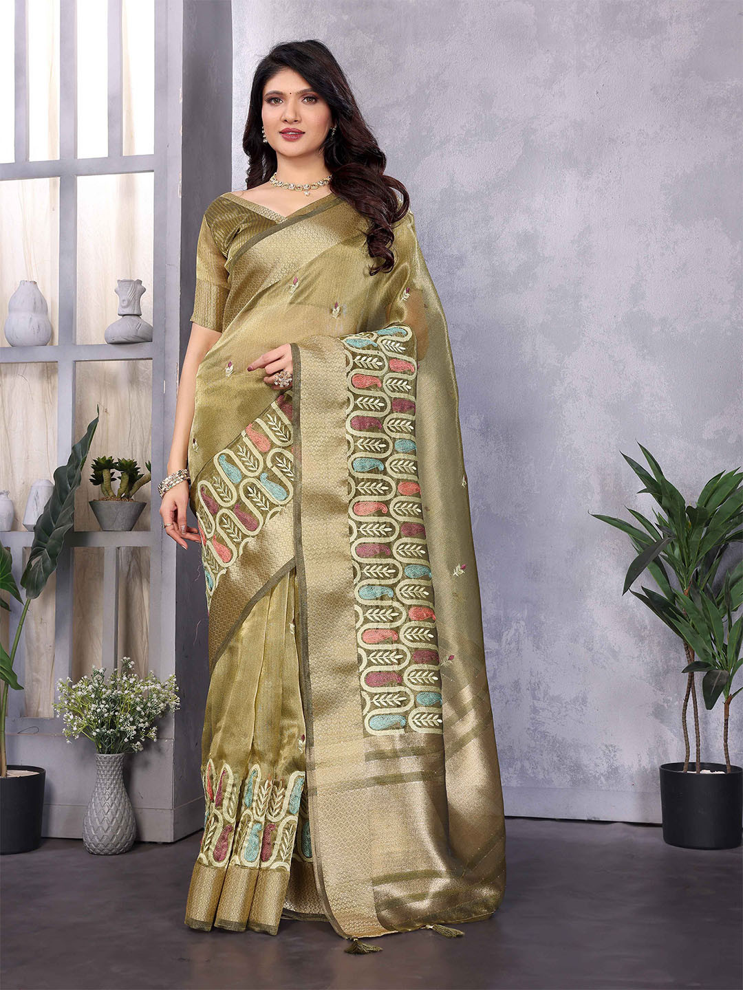 NEGRONI Floral Embroidered Saree with Golden Jari Blouse Piece