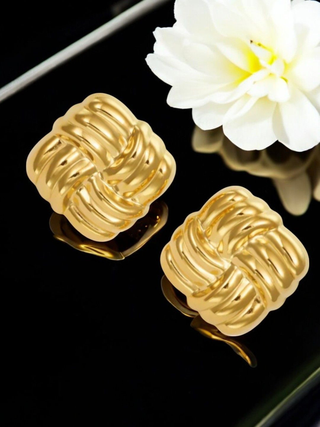 DressBerry Knotted Square Studs