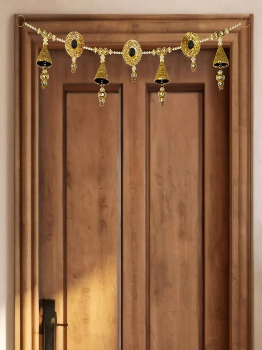 THE HOME CO. Gota & Mirror Detailed Bell Toran