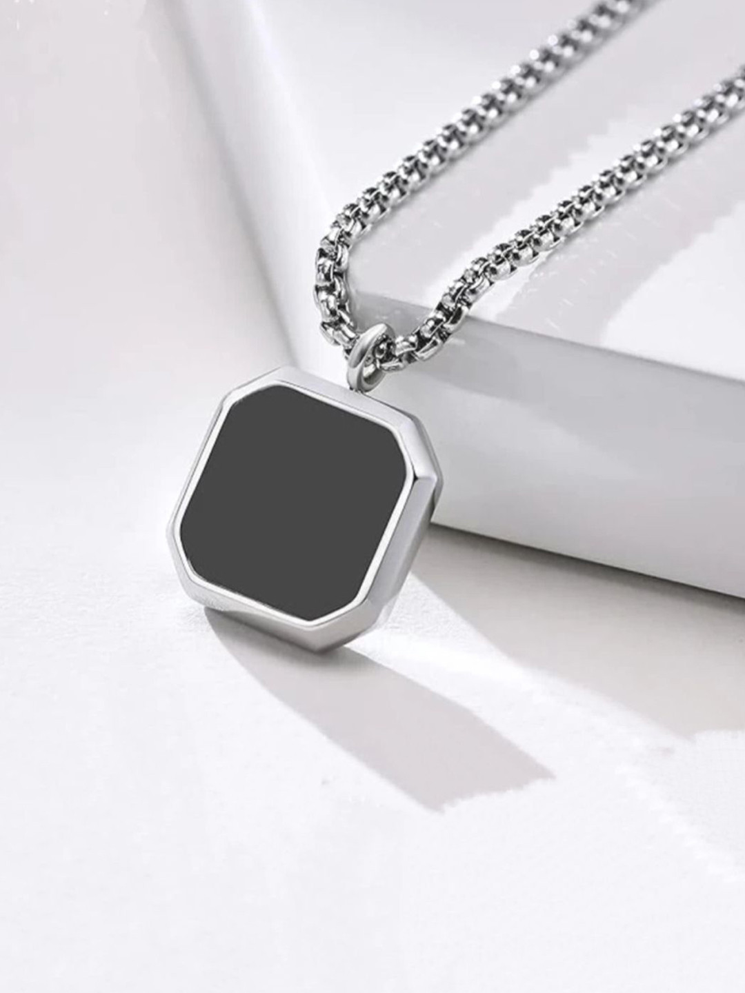 V FASHION JEWELLERY Silver-Plated Square Shaped Pendant With Chain
