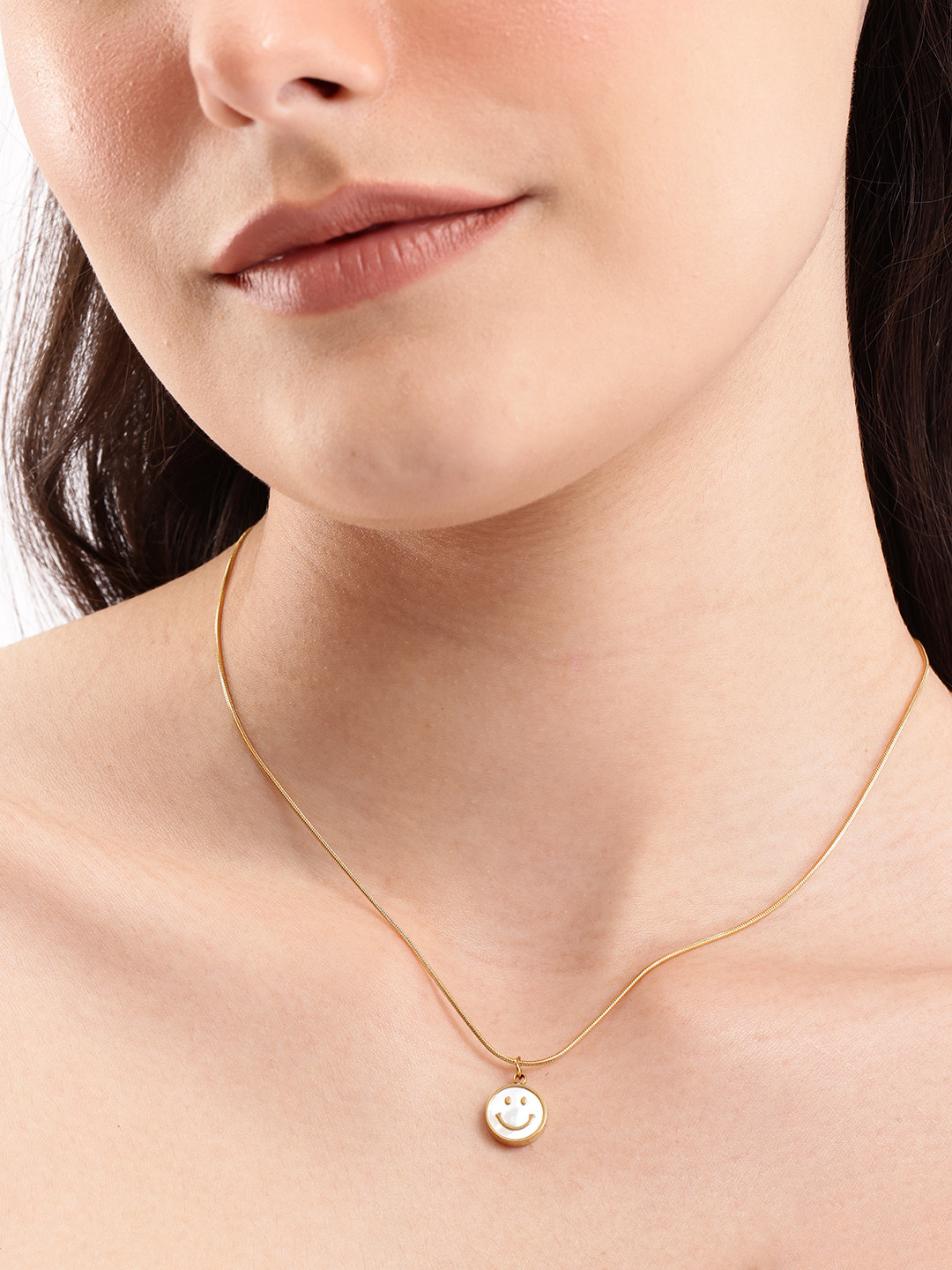 DressBerry Round Shaped Smiley Pendant Chain