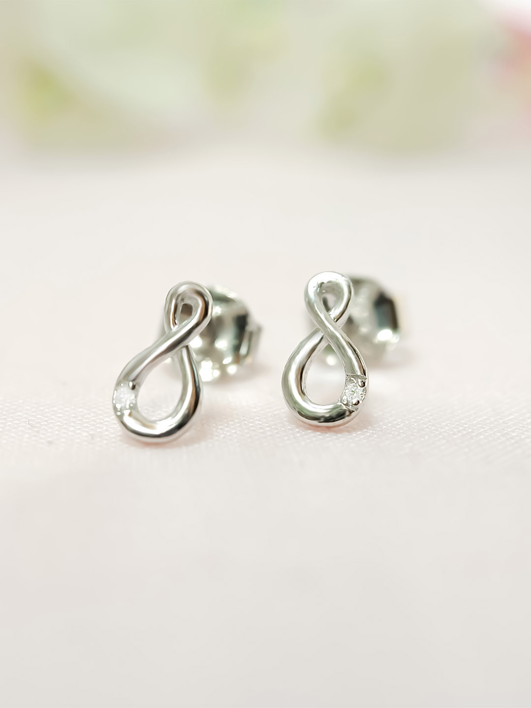 INARI SHINES 925 Sterling Silver Rhodium-Plated Infinity Shaped Studs