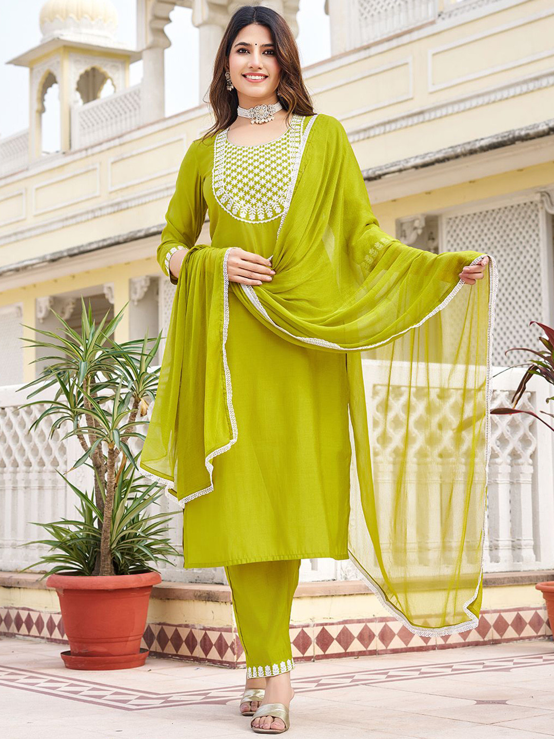 VIBE VISION Floral Yoke Design Thread Work Straight Kurta With Trousers And Dupatta