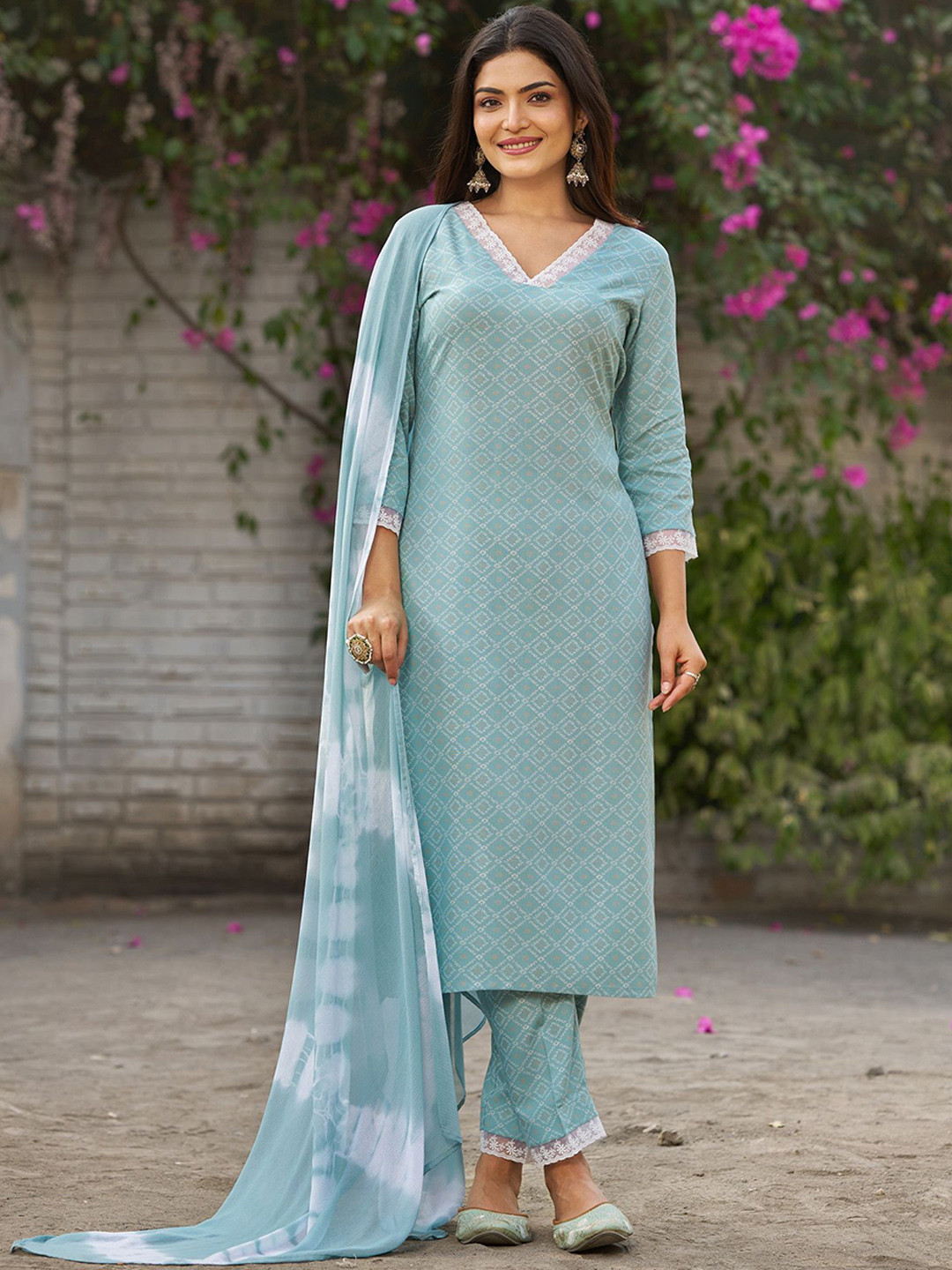 VIBE VISION Geometric Printed V-Neck Straight Kurta With Trousers And Dupatta