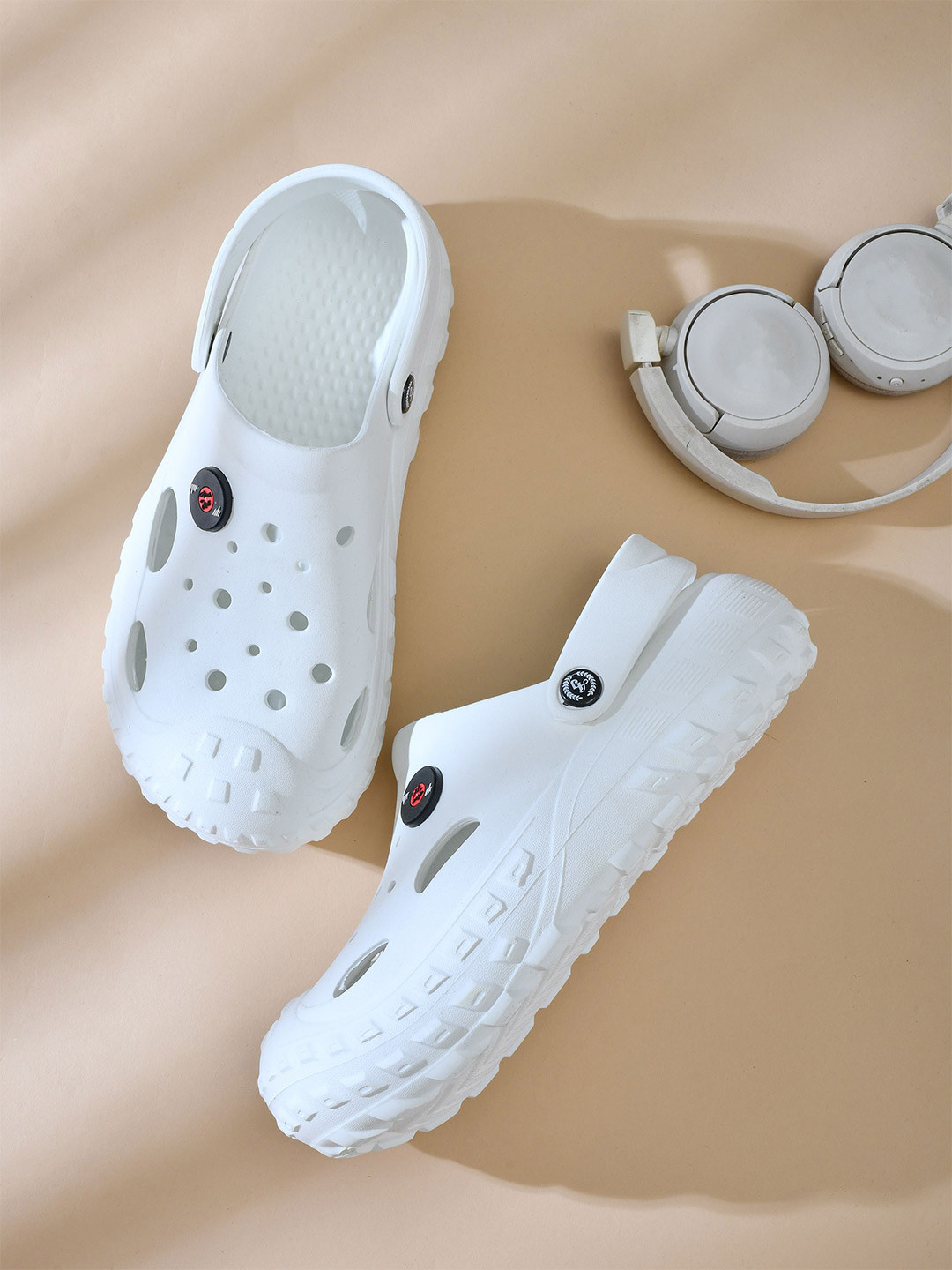 IMPAKTO Tyrestud Men Self Design Clogs