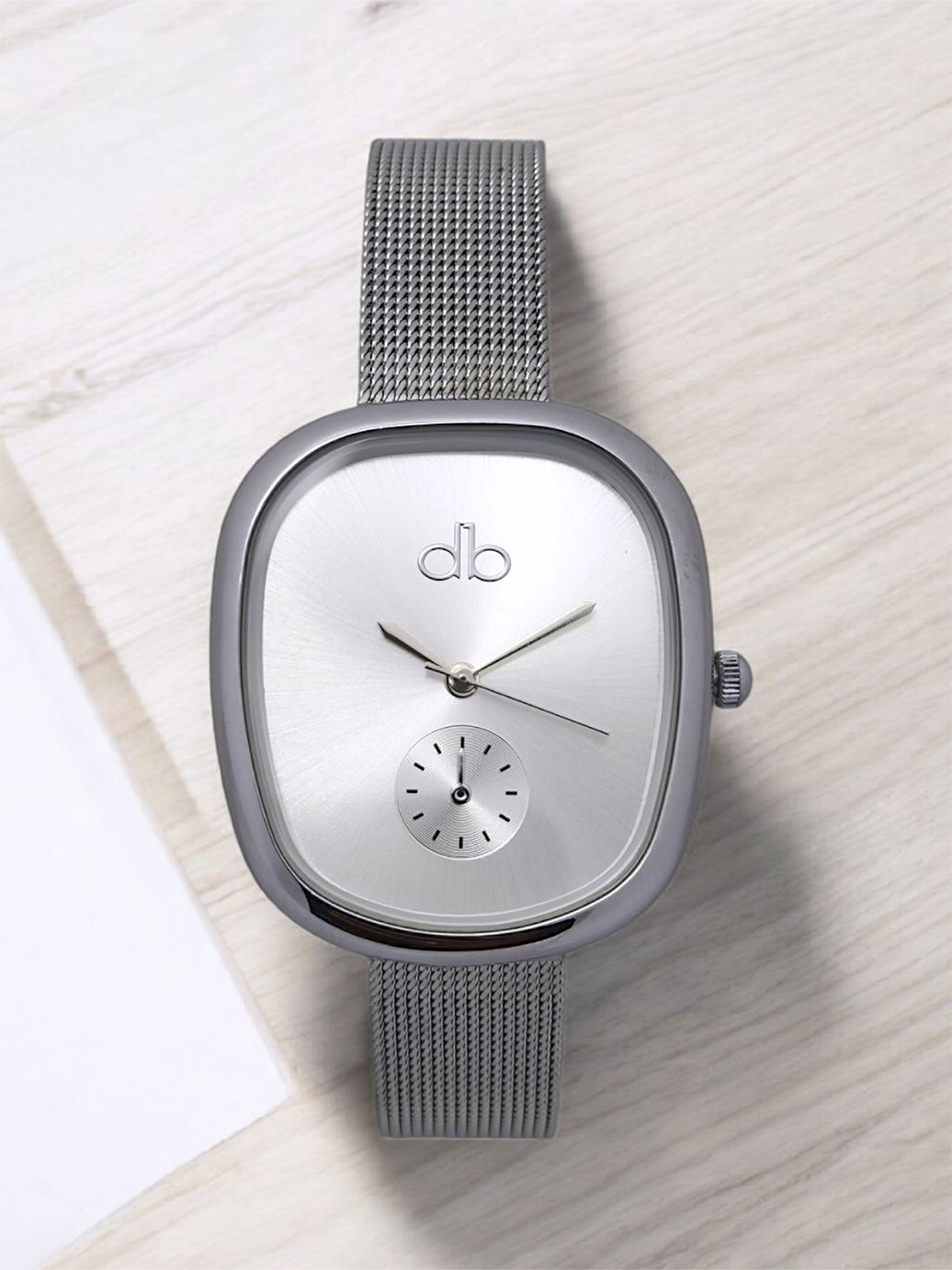 DressBerry Women Brass Dial & Stainless Steel Bracelet Style Straps Analogue Watch