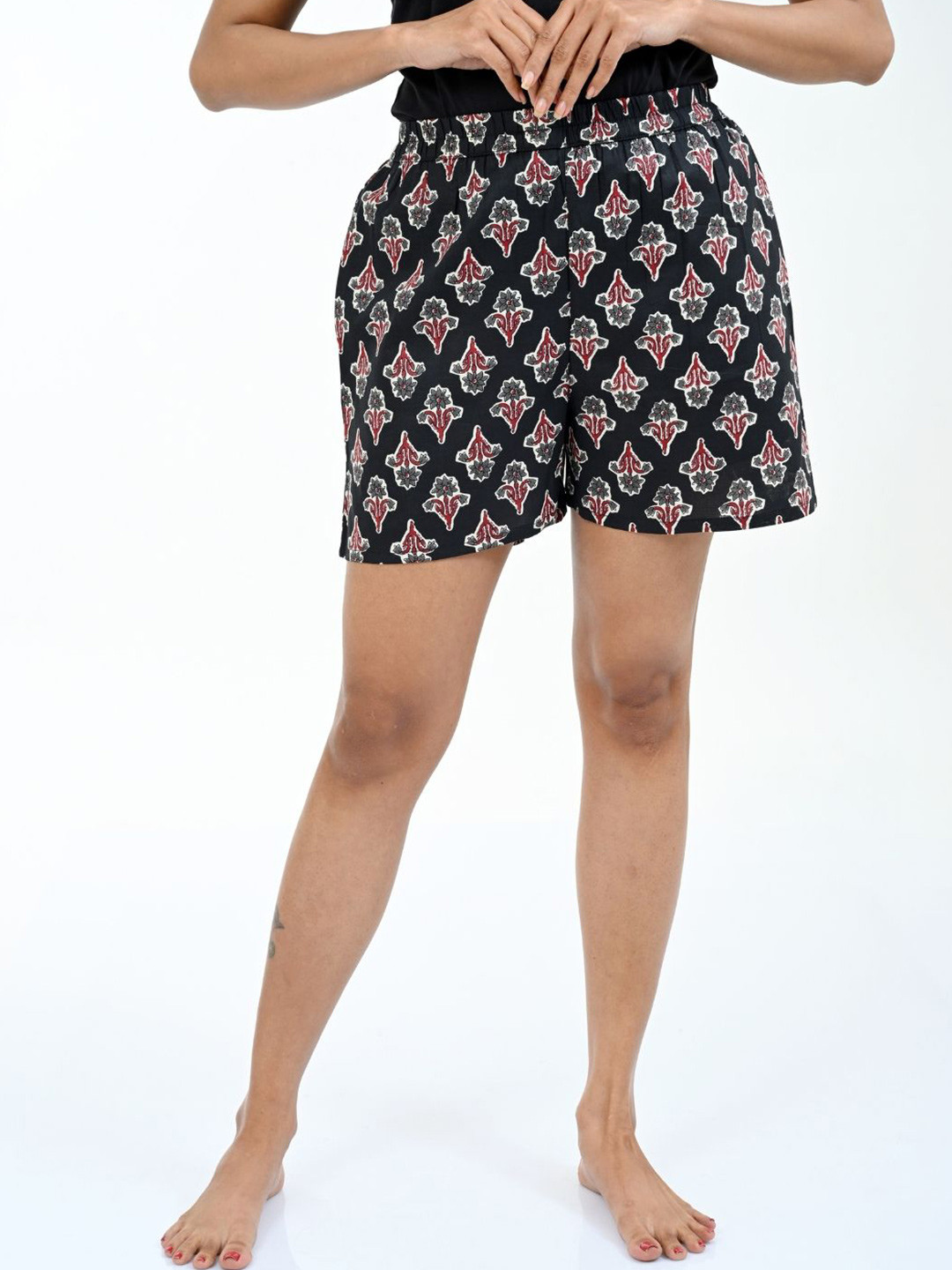 30 Looks Women Printed Regular Fit Mid-Rise Shorts