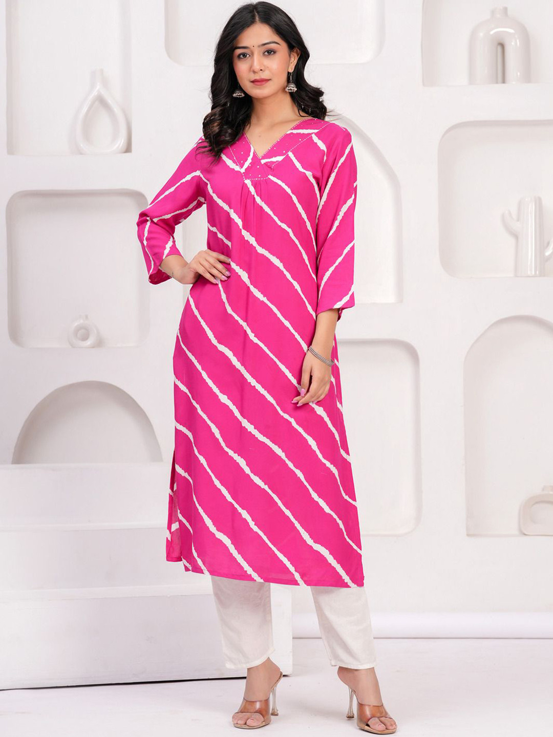 Sarai Leheriya Printed V-Neck Sequinned Straight Kurta