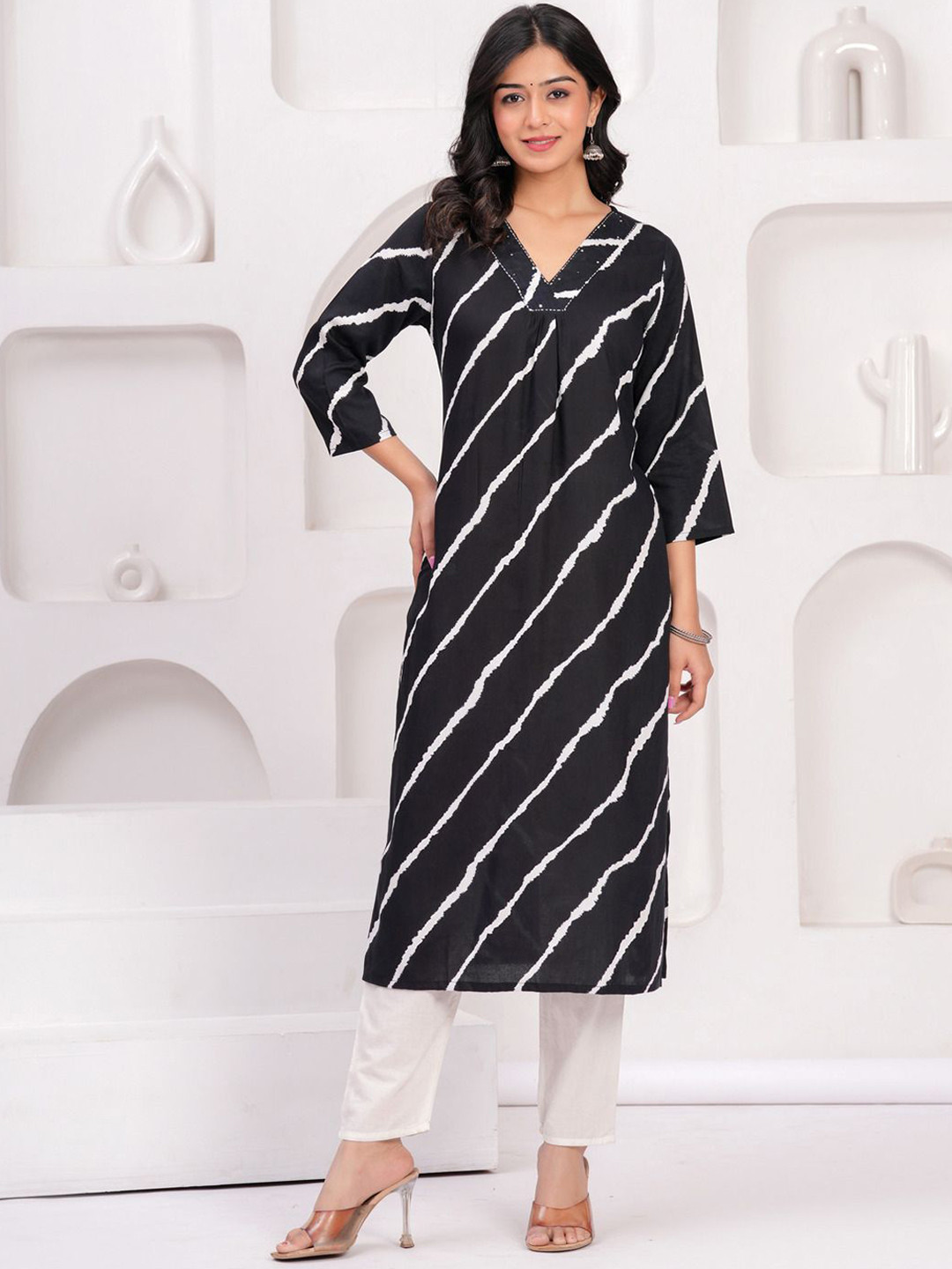 Sarai Leheriya Printed V-Neck Sequinned Straight Kurta