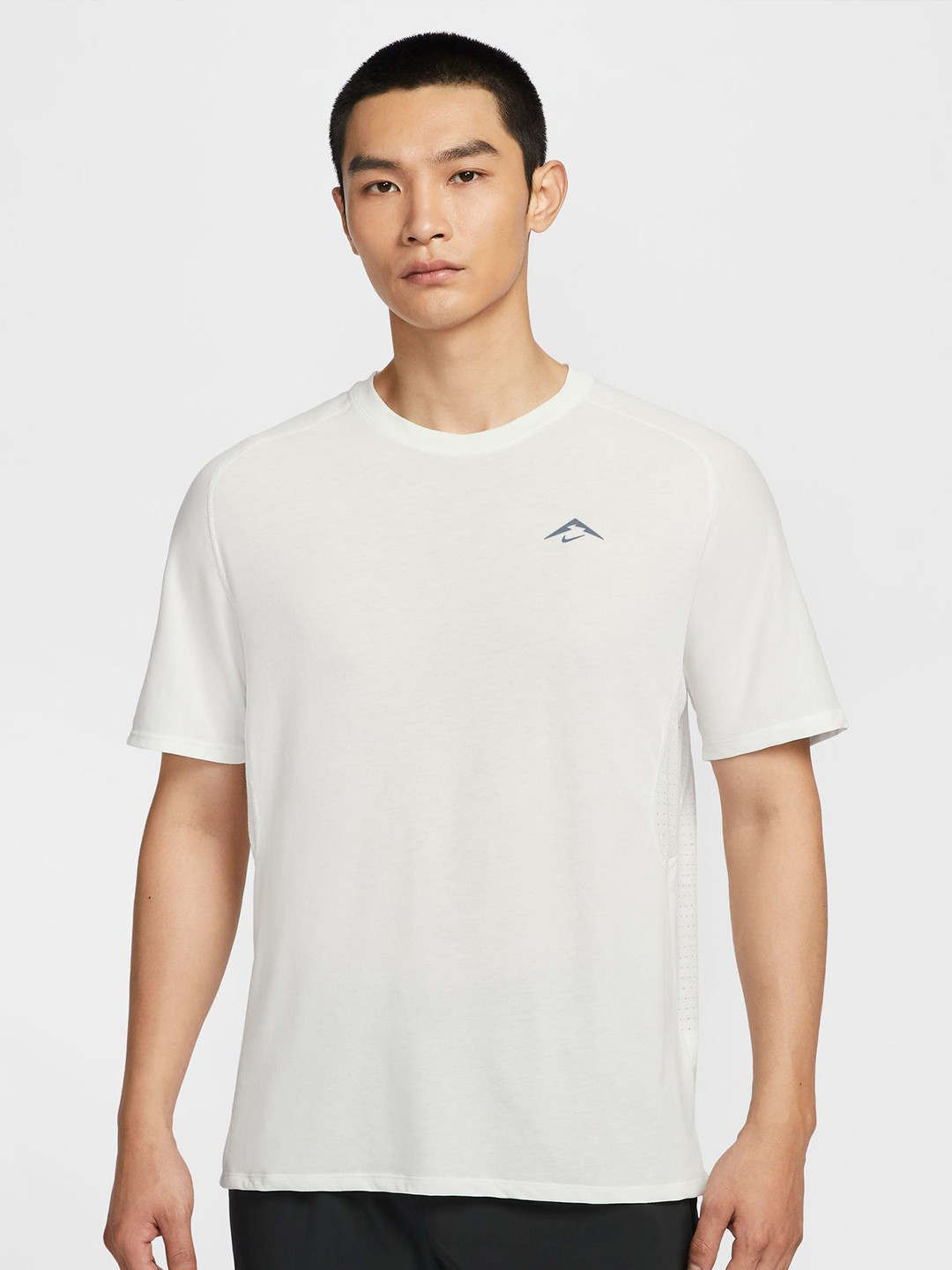 Nike Trail Solar Chase Men's Dri-FIT ADV Short-Sleeve Running T-shirt