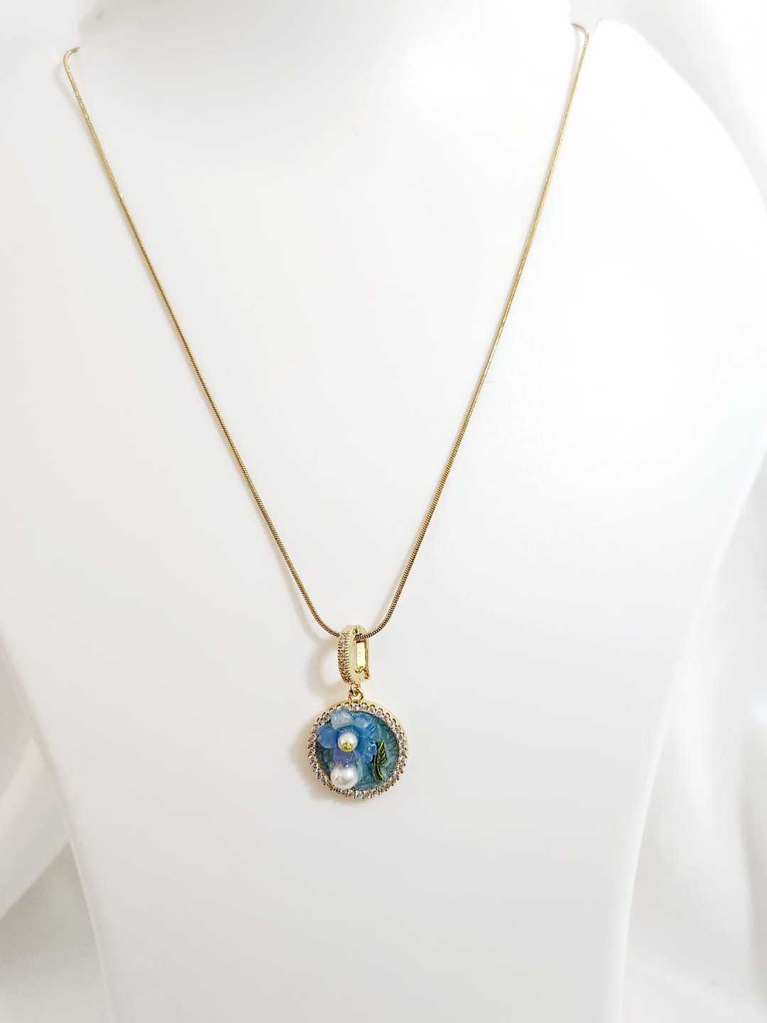 Piu Jewels Gold-Plated Antique Flower Shaped Pendant With Chain