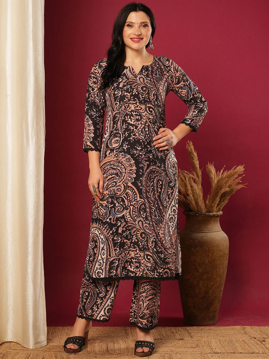DIVASTRI Pailsey Printed Notch Neck Straight Kurta With Trousers