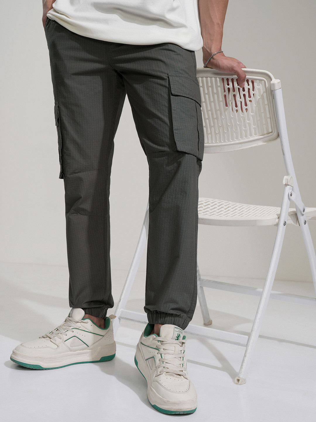 HIGHLANDER Men Ribstop Dobby Solid Cargo Jogger