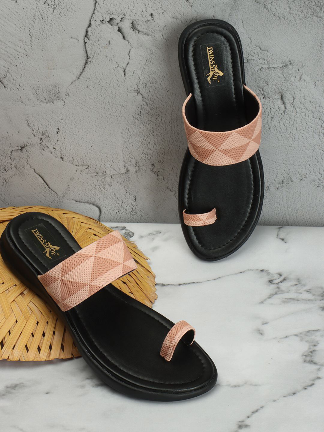 TWINSSHOE Women Printed One Toe Flats