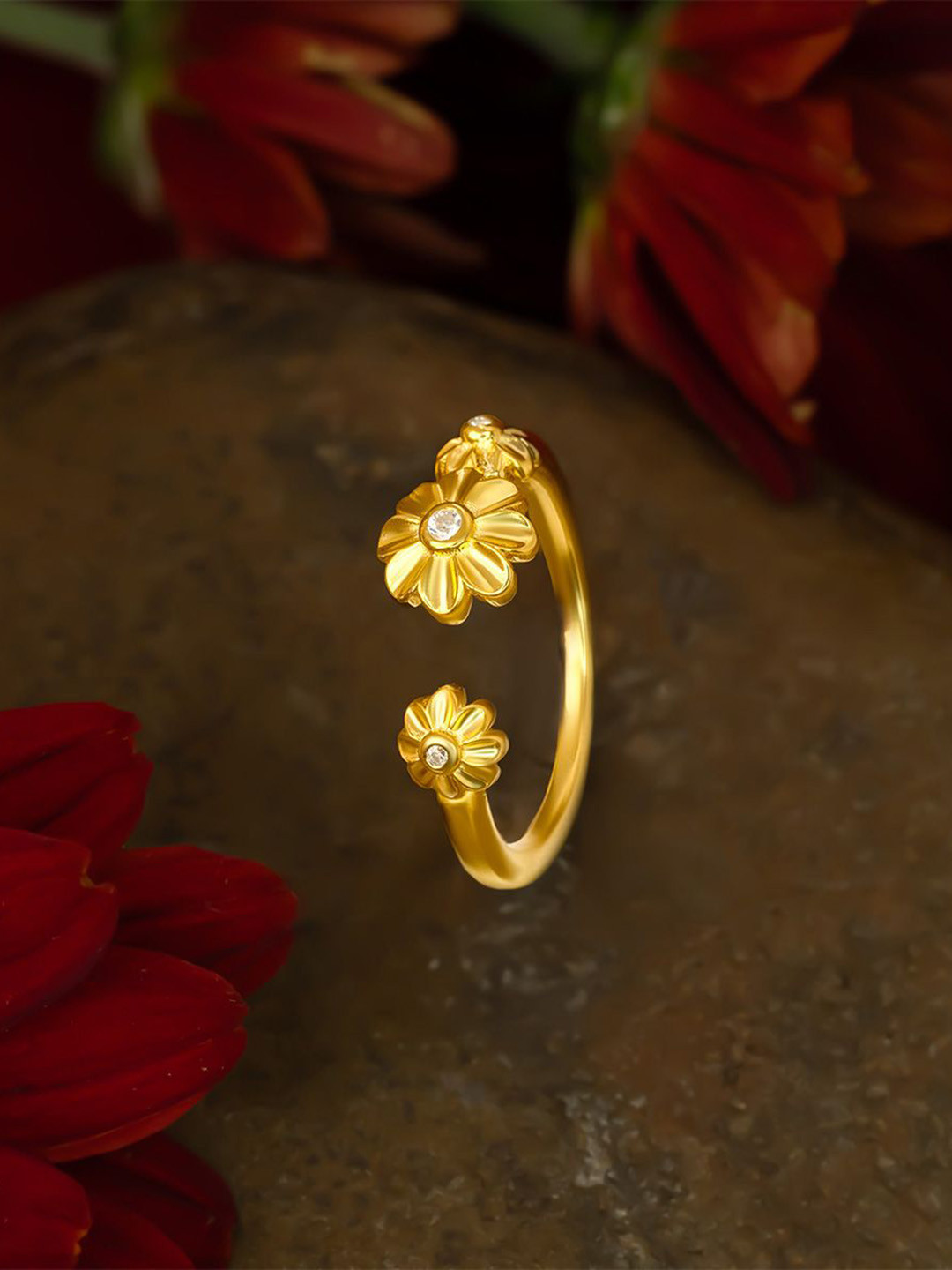 NEK  925 Silver Gold-Plated Cubic Zirconia Studded Daisy Blossom Finger Ring