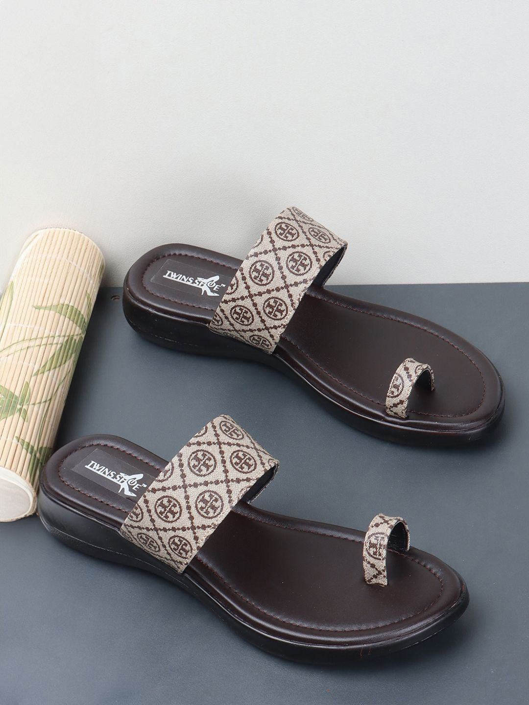 TWINSSHOE Women Printed One Toe Flats