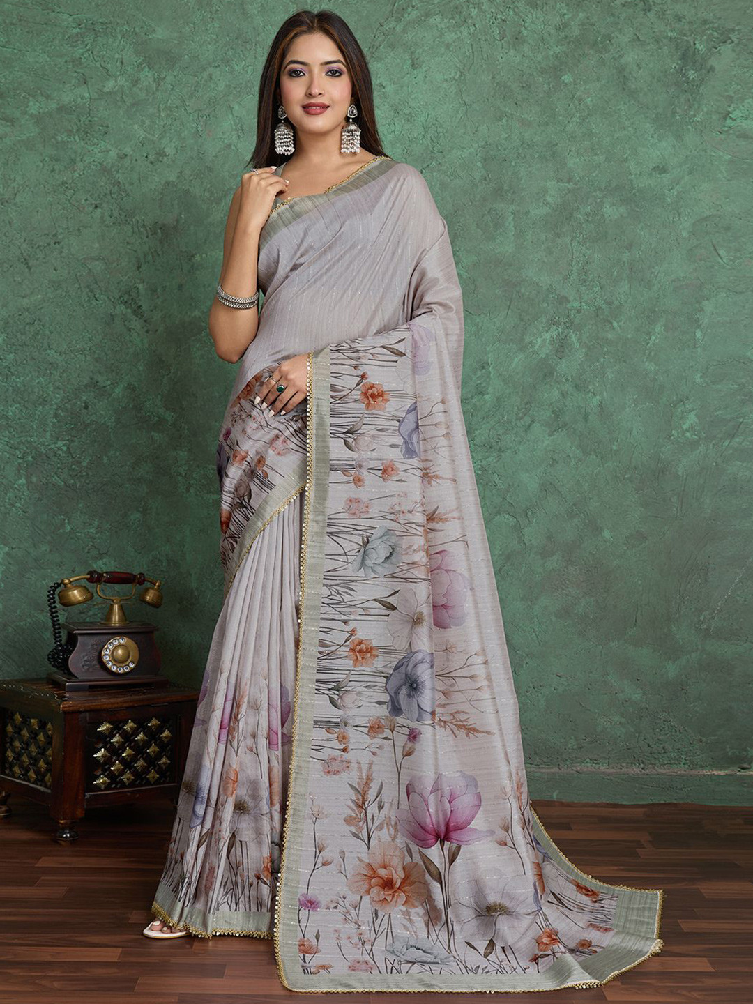 VISVASTA Floral Printed Bnarasi Saree With Blouse Piece