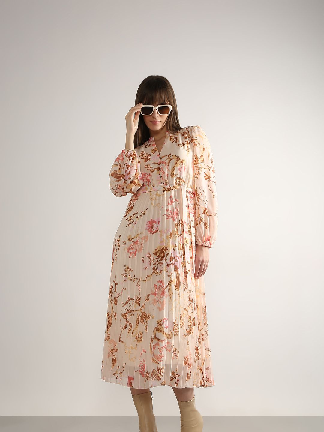 Vero Moda Floral Printed V-Neck Bishop Sleeves Fit & Flare Midi Dress Comes with a belt