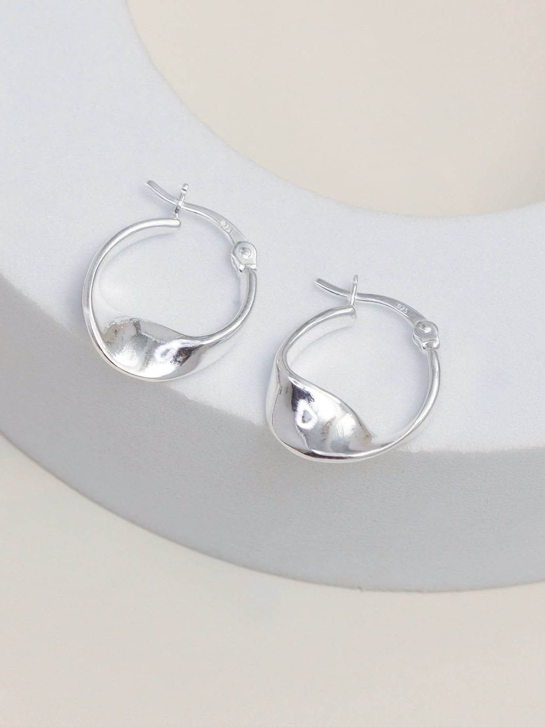 vLeCalla 925 Sterling Silver Silver-Plated Twisted Circular Shaped Hoop Earrings