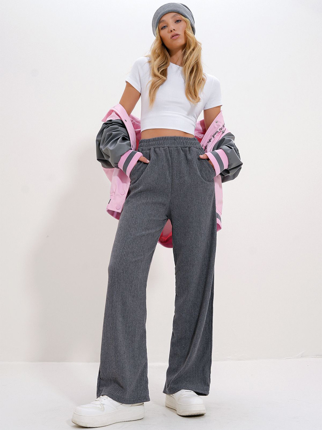 Trend Alacati stili Women Slip-On Mid-Rise Trousers