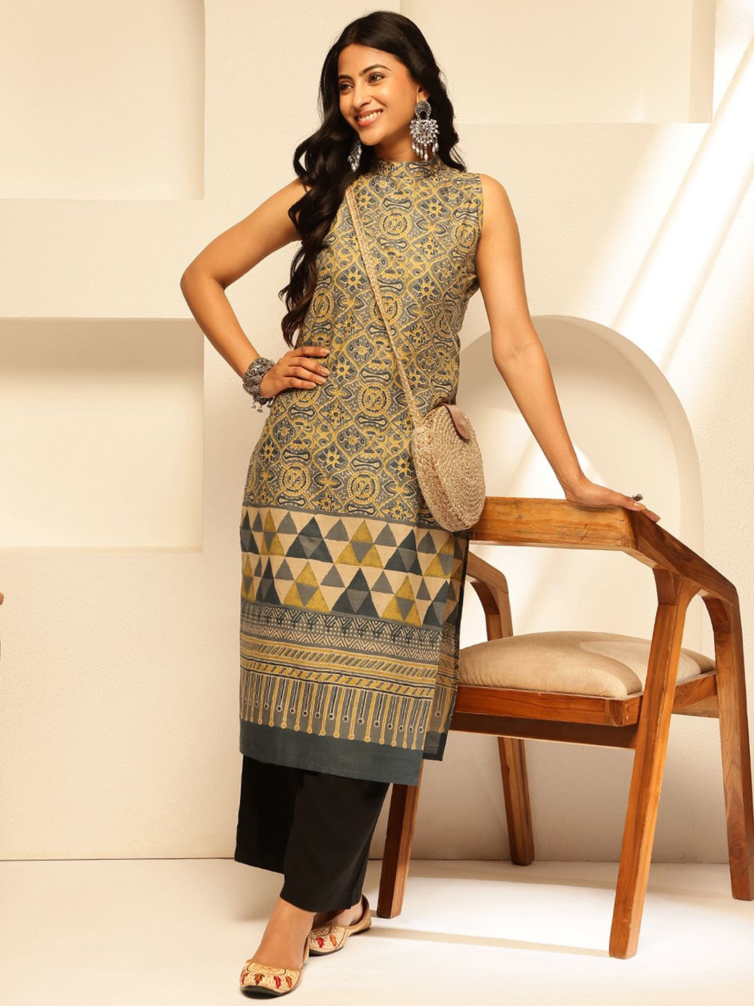 Vbuyz Ethnic Motifs Printed Sleeveless Cotton Straight Kurta