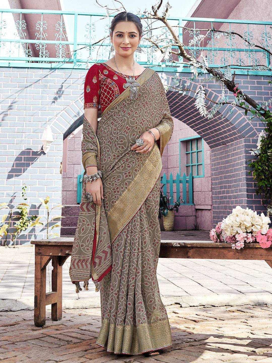 DIVASTRI Bandhani Zari Saree With Unstitched Blosue Piece