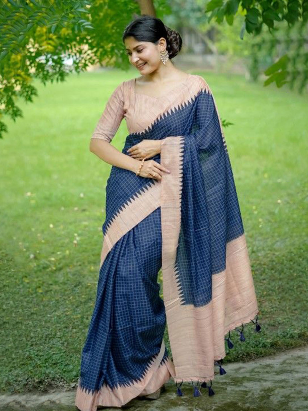 VISHNU WEAVES Stylish Printed Tussar Silk Saree With Checked Patterns