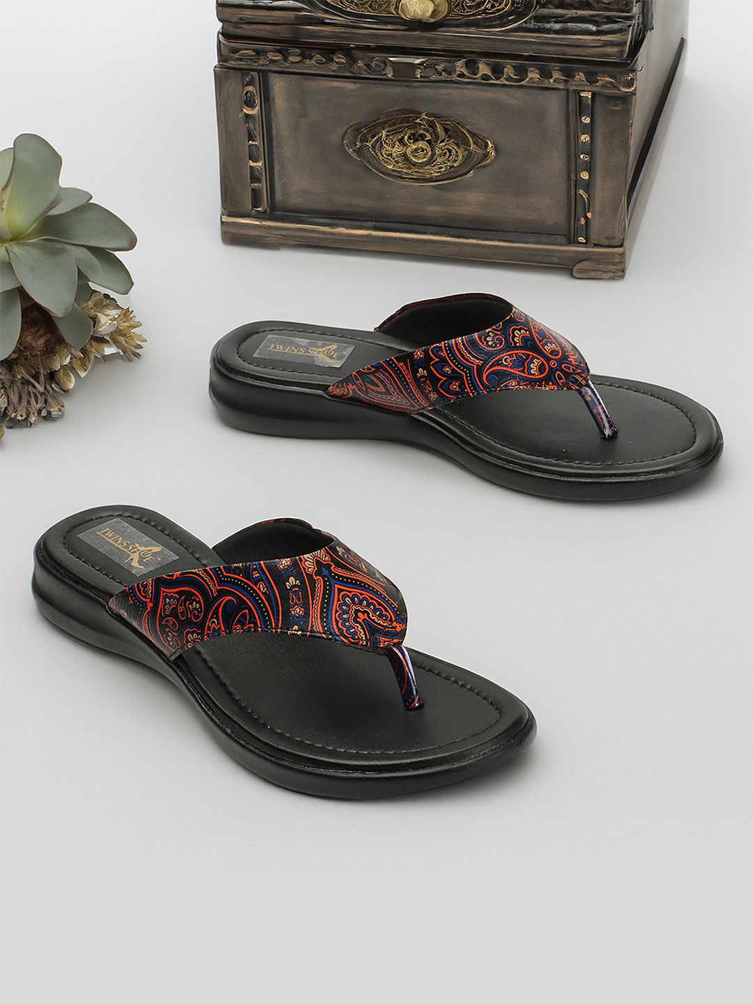 TWINSSHOE Women Printed Thong Flip-Flops